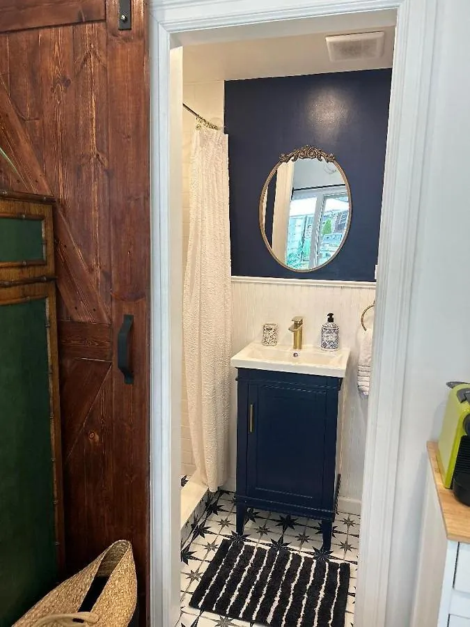 Adorable 1 Bedroom Cottage New York Apartment