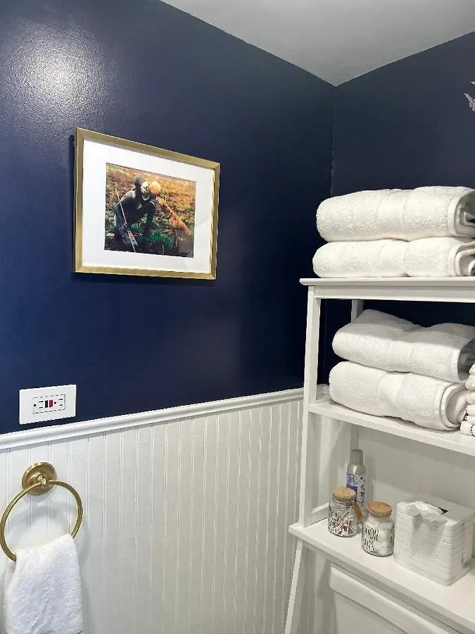 Adorable 1 Bedroom Cottage New York